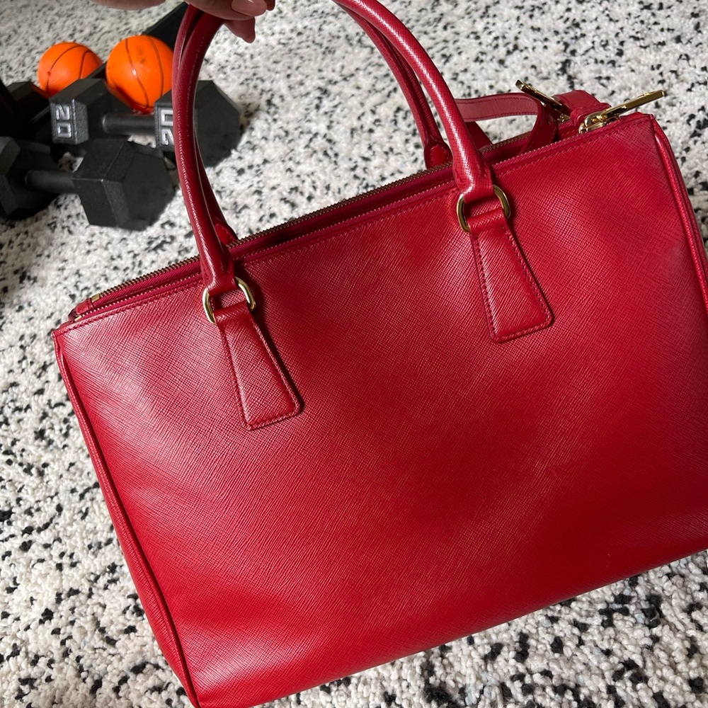 Prada - Picture 5 of 6